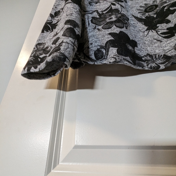 Grey with black floral pattern cropped hoodie - medium - Picture 6 of 6